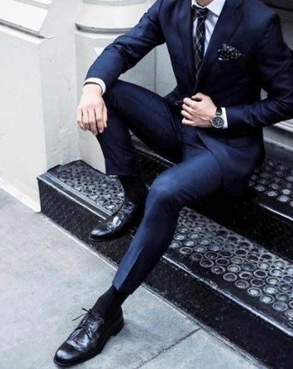 С чем носить темно-синий галстук в шотландскую клетку мужчине: Несмотря на то, что это достаточно сдержанный лук, сочетание темно-синего костюма и темно-синего галстука в шотландскую клетку всегда будет по вкусу стильным молодым людям, неминуемо пленяя при этом сердца представительниц прекрасного пола. Закончи ансамбль темно-пурпурными кожаными брогами, если не хочешь, чтобы он получился слишком вычурным.