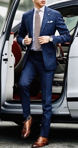 С чем носить белый галстук с принтом в 30 лет мужчине: Несмотря на то, что это классический образ, лук из темно-синего костюма в шотландскую клетку и белого галстука с принтом является постоянным выбором стильных мужчин, непременно пленяя при этом дамские сердца. Табачные кожаные броги создадут легкое настроение.