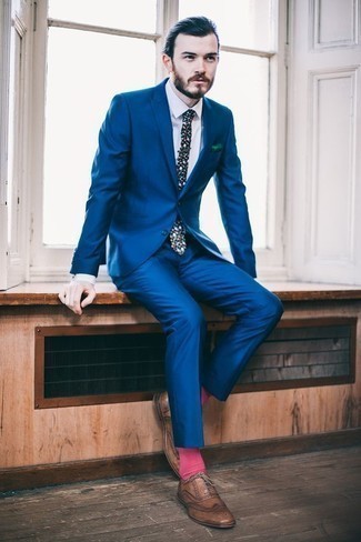 С чем носить разноцветный галстук с принтом в 20 лет мужчине в деловом стиле: Тандем синего костюма и разноцветного галстука с принтом выглядит очень привлекательно и элегантно. Почему бы не привнести в этот ансамбль чуточку небрежности с помощью коричневых кожаных брогов?