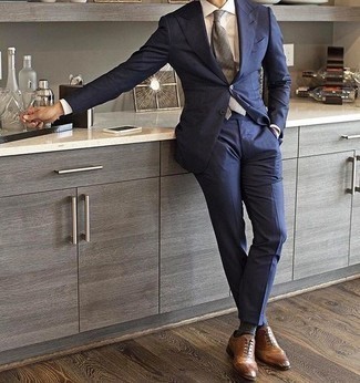 С чем носить серый галстук мужчине: Любой джентльмен будет выглядеть с иголочки в темно-синем костюме и сером галстуке. Дополни ансамбль светло-коричневыми кожаными брогами, если не хочешь, чтобы он получился слишком строгим.