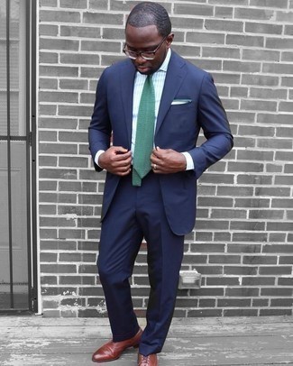 С чем носить зелено-красный галстук в 30 лет мужчине в теплую погоду: Темно-синий костюм в сочетании с зелено-красным галстуком — замечательный пример делового городского стиля. Этот образ прекрасно дополнят коричневые кожаные броги.