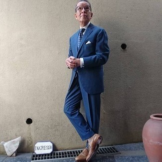 С чем носить темно-сине-белый галстук с принтом за 60 лет мужчине: Несмотря на то, что это достаточно сдержанный лук, образ из синего костюма в вертикальную полоску и темно-сине-белого галстука с принтом приходится по вкусу джентльменам, а также пленяет сердца прекрасных дам. Ты можешь легко приспособить такой лук к повседневным условиям городской жизни, надев светло-коричневыми кожаными брогами.