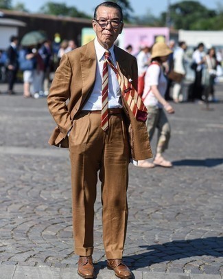 С чем носить коричневые кожаные броги за 60 лет в деловом стиле: Коричневый костюм и белая классическая рубашка — неотъемлемые вещи в строгом мужском гардеробе. Почему бы не привнести в этот образ немного авантюрности с помощью коричневых кожаных брогов?