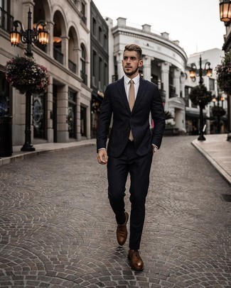 С чем носить светло-коричневый галстук в 30 лет мужчине в деловом стиле: Дуэт темно-синего костюма и светло-коричневого галстука смотрится очень модно и элегантно. Чтобы добавить в образ чуточку небрежности , на ноги можно надеть коричневые кожаные броги.