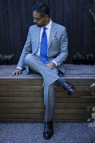 С чем носить темно-синие носки в горизонтальную полоску за 50 лет мужчине в деловом стиле: Серый костюм в шотландскую клетку и темно-синие носки в горизонтальную полоску прочно закрепились в гардеробе многих мужчин, помогая составлять запоминающиеся и стильные образы. Если ты любишь использовать в своих образах разные стили, на ноги можно надеть темно-коричневые кожаные броги.