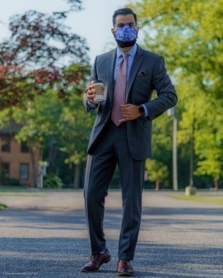 С чем носить фиолетовый нагрудный платок: Темно-синий костюм и фиолетовый нагрудный платок — превосходная идея для простого, но стильного мужского образа. Этот образ обретет свежее прочтение в сочетании с темно-коричневыми кожаными брогами.
