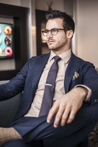С чем носить темно-пурпурный галстук в 30 лет мужчине в деловом стиле: Несмотря на то, что это довольно-таки выдержанный образ, лук из темно-синего костюма и темно-пурпурного галстука является постоянным выбором стильных мужчин, неминуемо покоряя при этом дамские сердца.