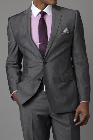 С чем носить темно-пурпурный галстук мужчине в деловом стиле: Серый костюм в паре с темно-пурпурным галстуком поможет создать модный и мужественный образ.