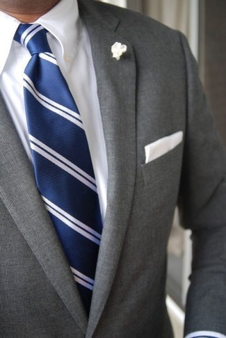 С чем носить темно-сине-зеленый галстук в вертикальную полоску мужчине: Серый костюм в паре с темно-сине-зеленым галстуком в вертикальную полоску поможет составить модный и мужественный ансамбль.