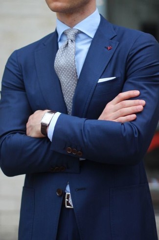 С чем носить темно-серый галстук в горошек мужчине в деловом стиле: Несмотря на то, что этот образ кажется довольно-таки сдержанным, тандем темно-синего костюма и темно-серого галстука в горошек всегда будет нравиться джентльменам, пленяя при этом дамские сердца.