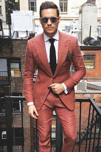 С чем носить светло-коричневые солнцезащитные очки мужчине: Красный костюм и светло-коричневые солнцезащитные очки — великолепный образ, если ты ищешь простой, но в то же время модный мужской образ.