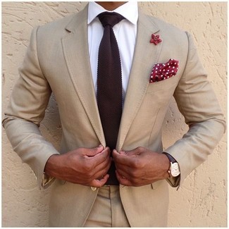 С чем носить темно-красный вязаный галстук мужчине: Комбо из бежевого костюма и темно-красного вязаного галстука поможет составить модный и привлекательный образ.