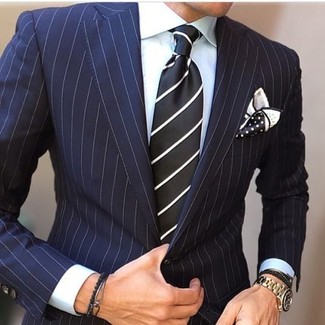 С чем носить черно-белый галстук в вертикальную полоску в 30 лет мужчине: Темно-синий костюм в вертикальную полоску в сочетании с черно-белым галстуком в вертикальную полоску поможет составить модный классический лук.