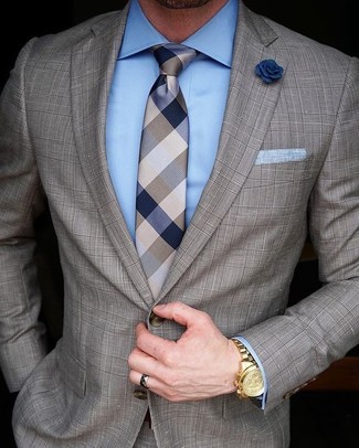 Модный лук: коричневый костюм в клетку, голубая классическая рубашка, коричневый шелковый галстук в клетку, голубой нагрудный платок