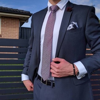 С чем носить темно-пурпурный галстук в 30 лет мужчине в деловом стиле: Темно-синий костюм в паре с темно-пурпурным галстуком позволит создать модный и изысканный ансамбль.