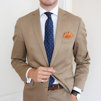 С чем носить коричневый плетеный ремень мужчине в деловом стиле: Дуэт светло-коричневого костюма и коричневого плетеного ремень смотрится круто и современно.