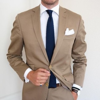 С чем носить темно-сине-белый вязаный галстук мужчине: Комбо из светло-коричневого костюма и темно-сине-белого вязаного галстука позволит создать стильный и мужественный ансамбль.
