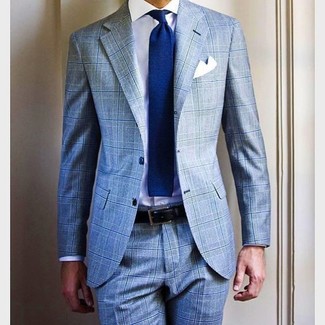 С чем носить синий вязаный галстук мужчине в теплую погоду: Голубой костюм в шотландскую клетку в сочетании с синим вязаным галстуком — хороший пример делового городского стиля.