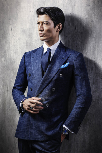 С чем носить темно-синий галстук в 30 лет мужчине в теплую погоду в деловом стиле: Темно-синий костюм и темно-синий галстук — отличный выбор для мероприятия в фешенебельном заведении.