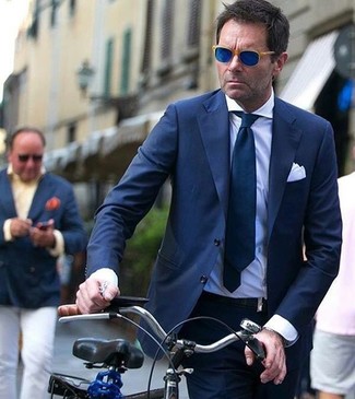С чем носить синие солнцезащитные очки мужчине в теплую погоду: Темно-синий костюм и синие солнцезащитные очки — классный вариант для расслабленного, но стильного мужского образа.