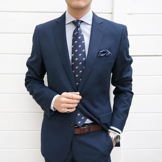 С чем носить темно-сине-белый нагрудный платок в 20 лет: Темно-синий костюм и темно-сине-белый нагрудный платок прекрасно впишутся в мужской образ в повседневном стиле.