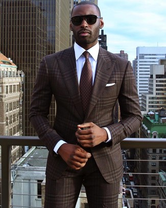 С чем носить темно-коричневый галстук в 30 лет мужчине в деловом стиле: Темно-коричневый костюм в шотландскую клетку в паре с темно-коричневым галстуком поможет примерить на себя изысканный мужской стиль.