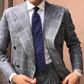 С чем носить темно-сине-белый галстук в горошек в 30 лет мужчине в теплую погоду: Серый костюм в клетку и темно-сине-белый галстук в горошек — хороший вариант для светского мероприятия.