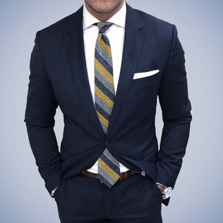 С чем носить темно-синий галстук в вертикальную полоску мужчине в деловом стиле: Сочетание темно-синего костюма и темно-синего галстука в вертикальную полоску поможет создать стильный и привлекательный лук.
