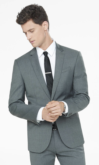 Модный лук: серый костюм, белая классическая рубашка, черный галстук, черный кожаный ремень