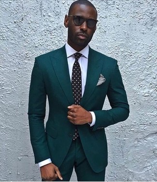 Какие классические рубашки носить с темно-зеленым костюмом в 30 лет: Для создания строгого мужского вечернего лука идеально подойдет темно-зеленый костюм и классическая рубашка.