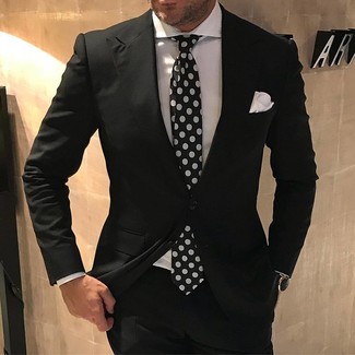С чем носить черный галстук в горошек мужчине лето: Черный костюм в паре с черным галстуком в горошек позволит создать запоминающийся мужской образ. Такое сочетание точно поможет перенести изнуряющий летний зной.
