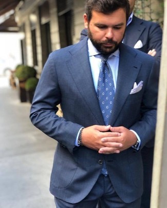 С чем носить синий галстук в горошек мужчине: Сочетание темно-синего костюма и синего галстука в горошек — прекрасный пример строгого делового стиля.
