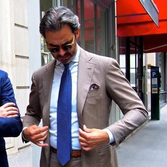 С чем носить темно-синий галстук в горошек мужчине: Сочетание коричневого костюма и темно-синего галстука в горошек позволит создать модный и привлекательный лук.