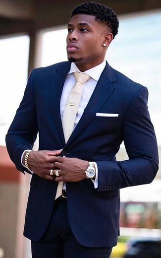 С чем носить горчичный браслет мужчине в деловом стиле: Дуэт темно-синего костюма в вертикальную полоску и горчичного браслета позволит составить незаезженный мужской образ в стиле casual.