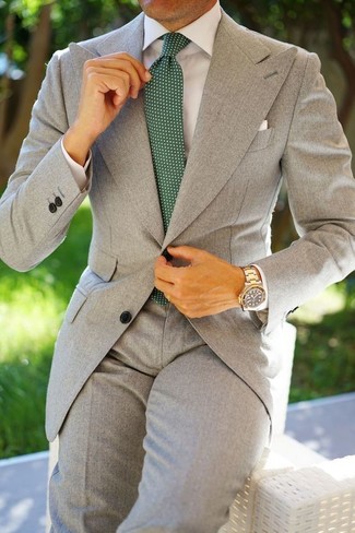 Модный лук: серый костюм, белая классическая рубашка, темно-зеленый галстук в горошек, белый нагрудный платок