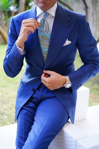 Модный лук: синий костюм, белая классическая рубашка, бирюзовый галстук с "огурцами", белый нагрудный платок