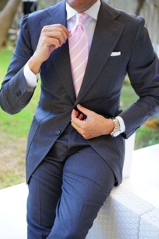 Модный лук: темно-серый костюм, белая классическая рубашка, розовый галстук в вертикальную полоску, белый нагрудный платок