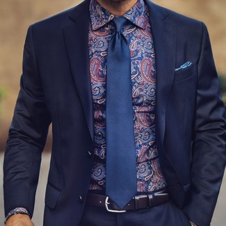 С чем носить темно-синий шелковый галстук мужчине в теплую погоду: Темно-синий костюм в паре с темно-синим шелковым галстуком позволит создать незабываемый мужской образ.
