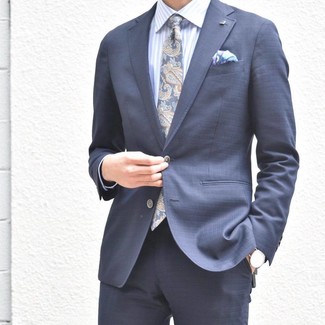 С чем носить темно-синий галстук с "огурцами" в 30 лет мужчине: Темно-синий костюм и темно-синий галстук с "огурцами" — идеальный вариант для светского мероприятия.