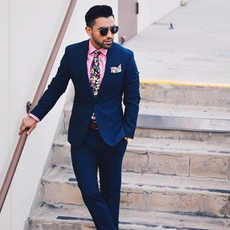 С чем носить галстук с цветочным принтом мужчине: Темно-синий костюм и галстук с цветочным принтом позволят создать выразительный мужской лук.