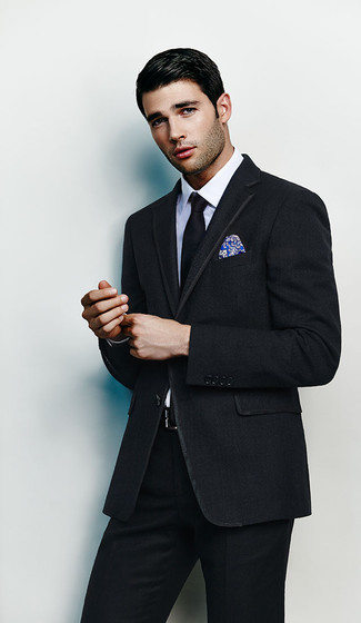 С чем носить темно-сине-белый нагрудный платок в 30 лет в теплую погоду в деловом стиле: Черный костюм и темно-сине-белый нагрудный платок — обязательные вещи в гардеробе модного современного мужчины.