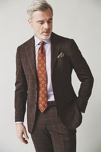 С чем носить темно-коричневый галстук с принтом мужчине в деловом стиле: Сочетание темно-коричневого костюма в клетку и темно-коричневого галстука с принтом поможет составить незабываемый мужской образ.