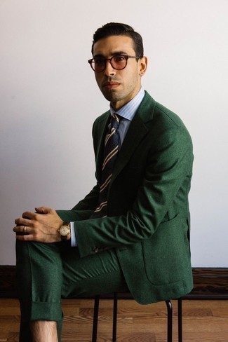 С чем носить темно-синий галстук в горизонтальную полоску в 30 лет мужчине: Сочетание темно-зеленого костюма и темно-синего галстука в горизонтальную полоску позволит создать выразительный мужской лук.