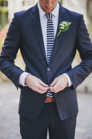 Модный лук: темно-синий костюм, белая классическая рубашка, темно-сине-белый галстук в горизонтальную полоску, зеленая мужская брошь