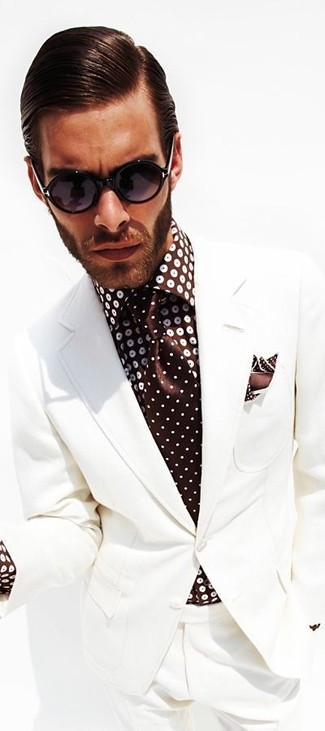 С чем носить черные солнцезащитные очки в 30 лет мужчине в теплую погоду в деловом стиле: Белый костюм в паре с черными солнцезащитными очками — классный вариант для создания мужского лука в стиле business casual.