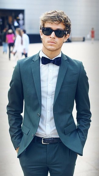 С чем носить темно-зеленый костюм лето: Для воплощения элегантного мужского вечернего образа великолепно подойдет темно-зеленый костюм и голубая классическая рубашка. В такой одежде тебе будет максимально комфортно, когда за окном нестерпимая жара.