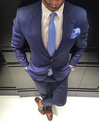 С чем носить голубой галстук мужчине: Темно-синий костюм в сочетании с голубым галстуком — великолепный пример элегантного стиля. Если ты любишь экспериментировать, на ноги можешь надеть коричневые кожаные монки.