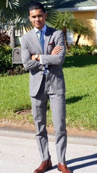 С чем носить синий галстук в горошек мужчине: Сочетание серого костюма и синего галстука в горошек поможет создать незабываемый мужской лук. Такой ансамбль легко приспособить к повседневным делам, если дополнить его табачными кожаными классическими ботинками.