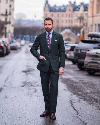 С чем носить пурпурный галстук в 30 лет мужчине весна: Темно-зеленый костюм в паре с пурпурным галстуком поможет составить стильный классический ансамбль. Ты можешь легко приспособить такой ансамбль к повседневным реалиям, дополнив его темно-красными кожаными классическими ботинками. Когда зимнее время года отступает и сменяется в весенне-осенний период, мы сбрасываем теплые слои зимней одежды и начинаем поиски новых весенних тенденций. Подобное сочетание послужит великолепным вдохновением.