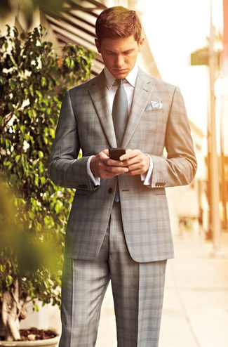 С чем носить серый галстук мужчине лето в деловом стиле: Серый костюм в шотландскую клетку в паре с серым галстуком поможет создать стильный и утонченный лук. Подобное сочетание одежды гарантирует тебе ощущение комфорта в зной и удобство в ношении.